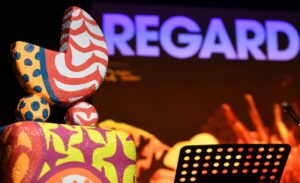 statuette en forme de logo du festival REGARD