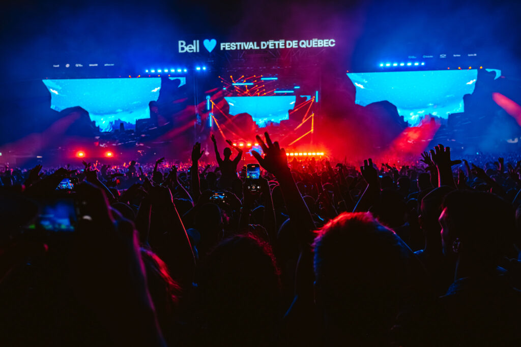 Vue de la foule pendant un spectacle du Festival d'été de Québec sur la scène Bell.