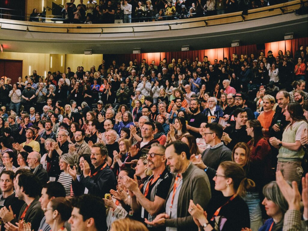 Foule lors d'une représentation Regard 2026